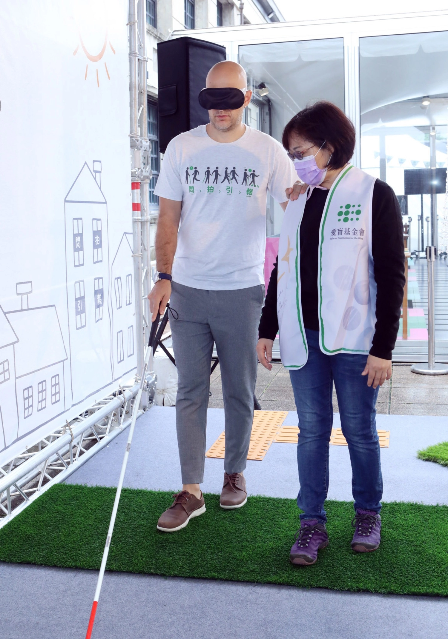 EYE的玻璃屋開幕記者會特別邀請關懷弱勢的台灣女婿吳鳳擔任客座店長,吳鳳出場時矇住雙眼、穿越一段模擬各種路況的走廊。