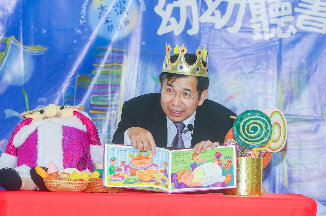 臺灣閱讀節登場,教育部長潘文忠為小朋友說故事。