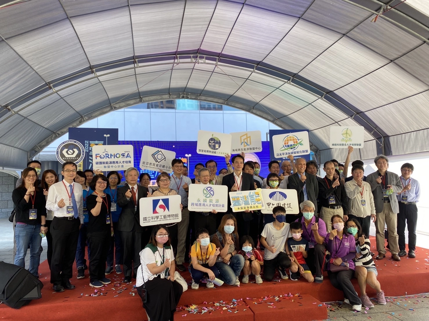 2022臺灣能 永續能源創意展開幕典禮合照。