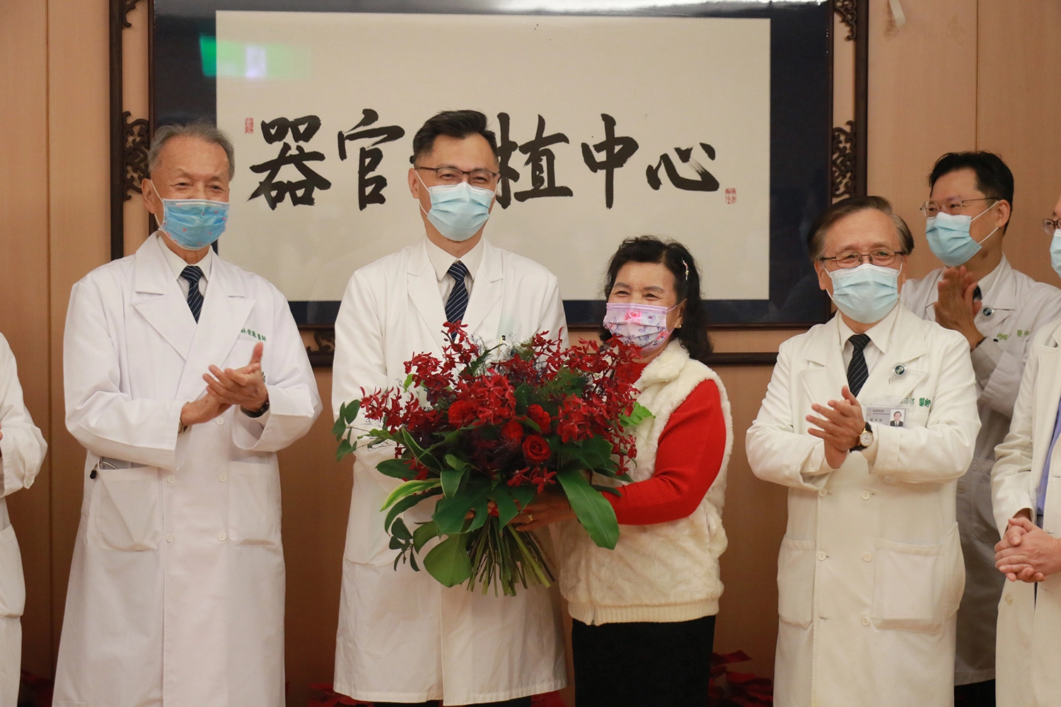 病友會會長黃阿燕(右二)代表病友獻花,感謝鄭紹彬(左二)與團隊的努力。