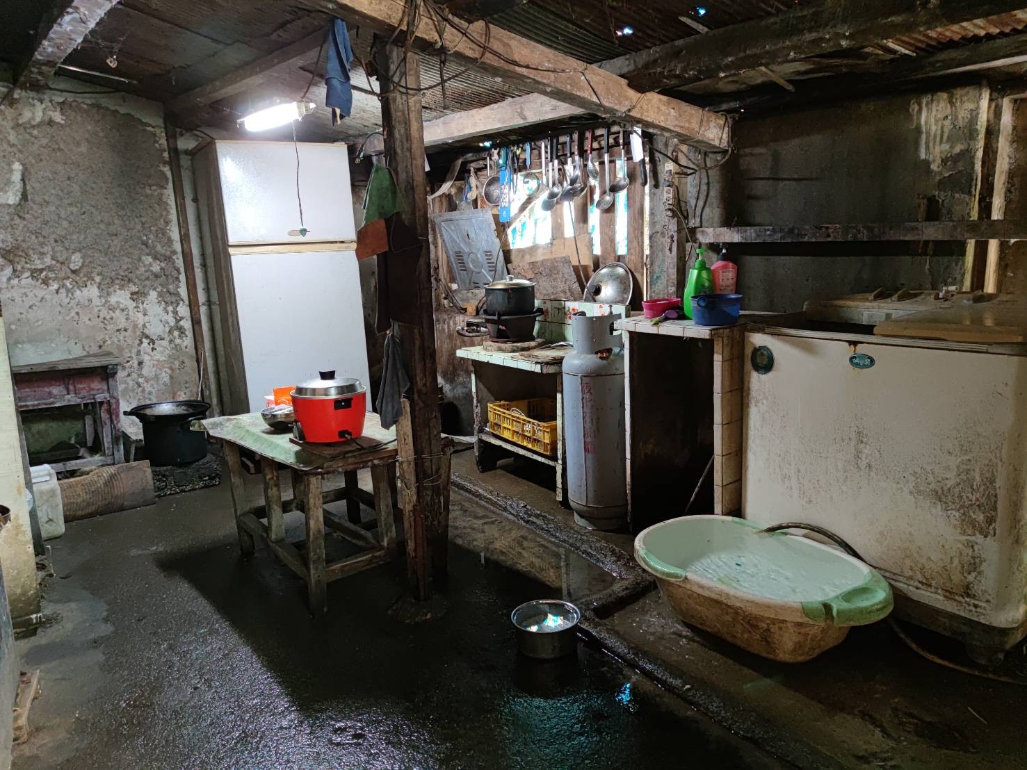 小歐(化名)和家人大多數時候都洗山泉冷水澡