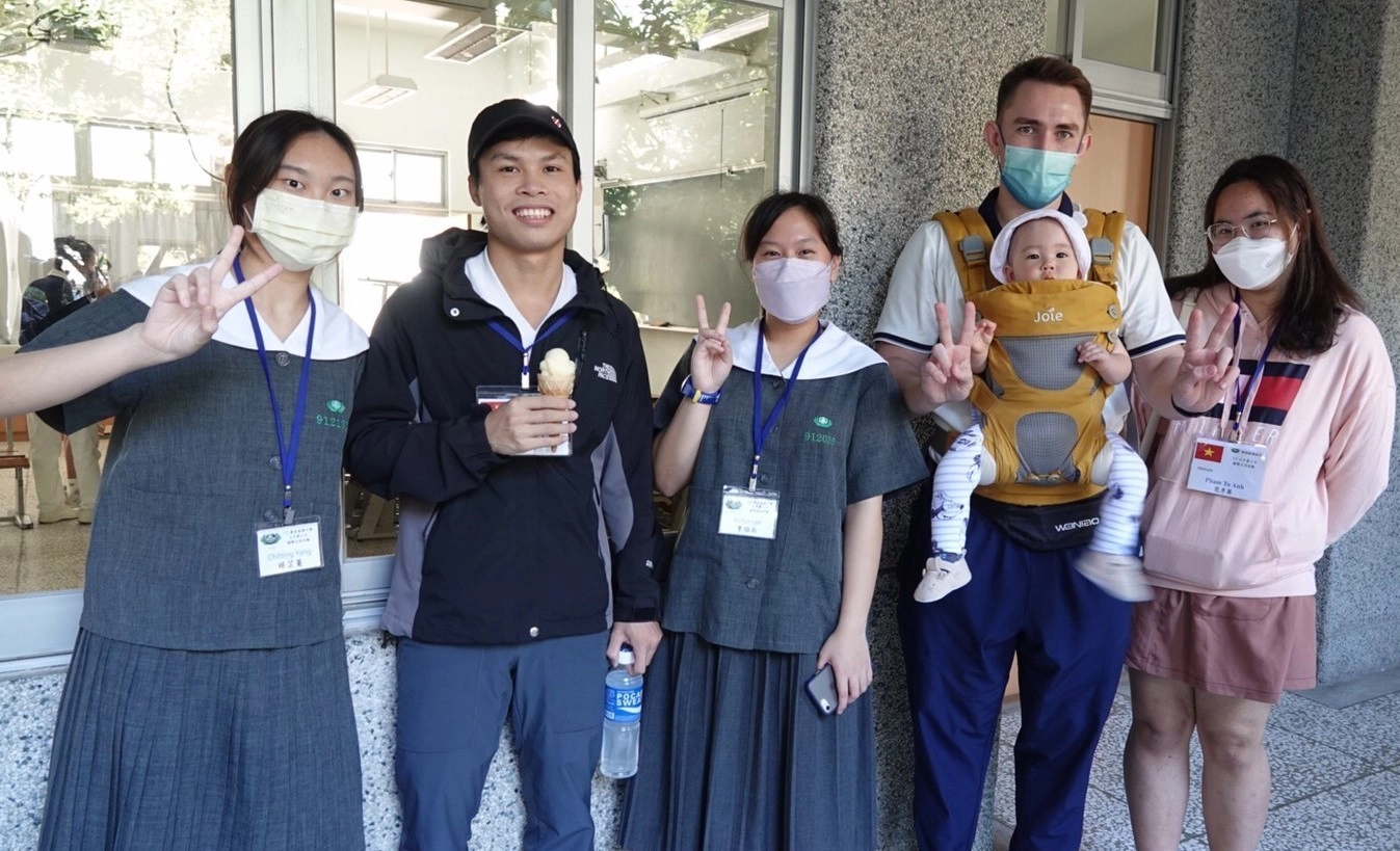 成大外籍生巧遇本校外籍老師,讓南慈校園充滿國際氛圍。
