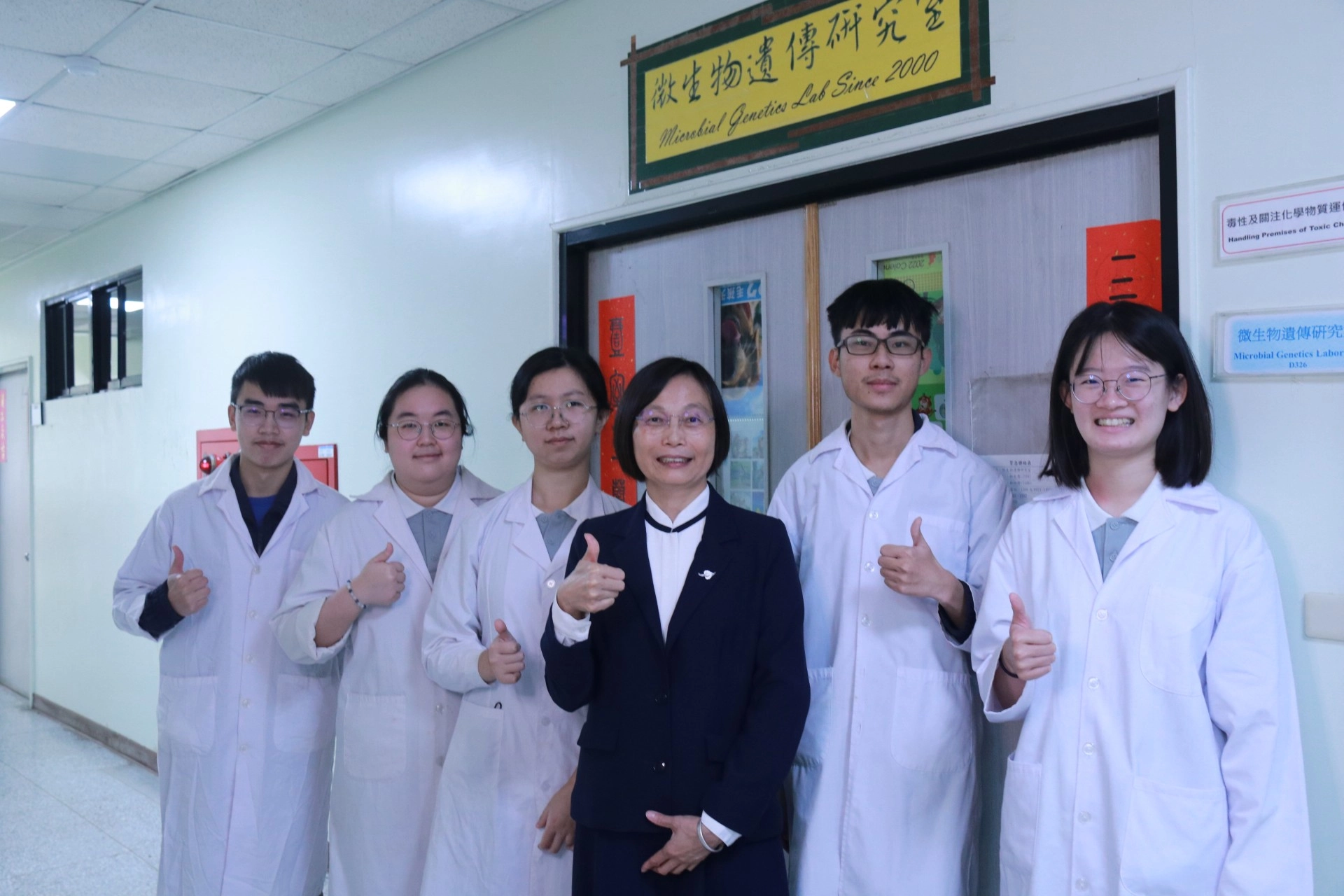 EmaS感應到外界訊號(Signal)時會自我磷酸化,再將磷酸跟(-P)轉給EmaR,被活化的EmaR-P會去調節下游的,酒精(ethanol)以及醋酸(Acetate)代謝基因的表達。