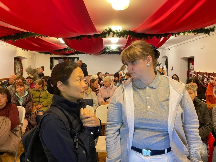 左: 美國慈濟專員李宛縈,右:烏克蘭志工漢娜