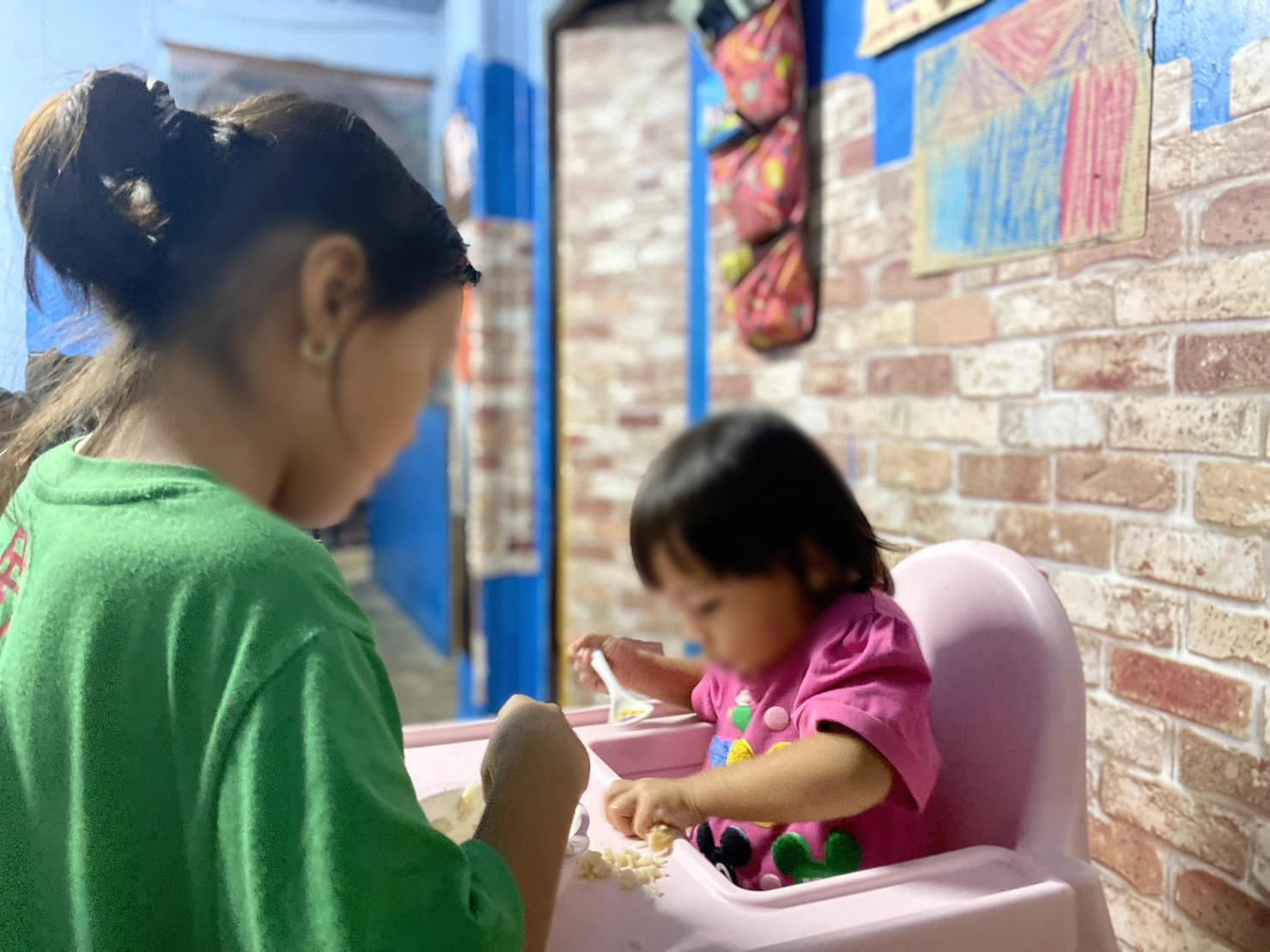 為了讓父母好好吃飯,佩佩主動擔起餵食年幼妹妹的工作