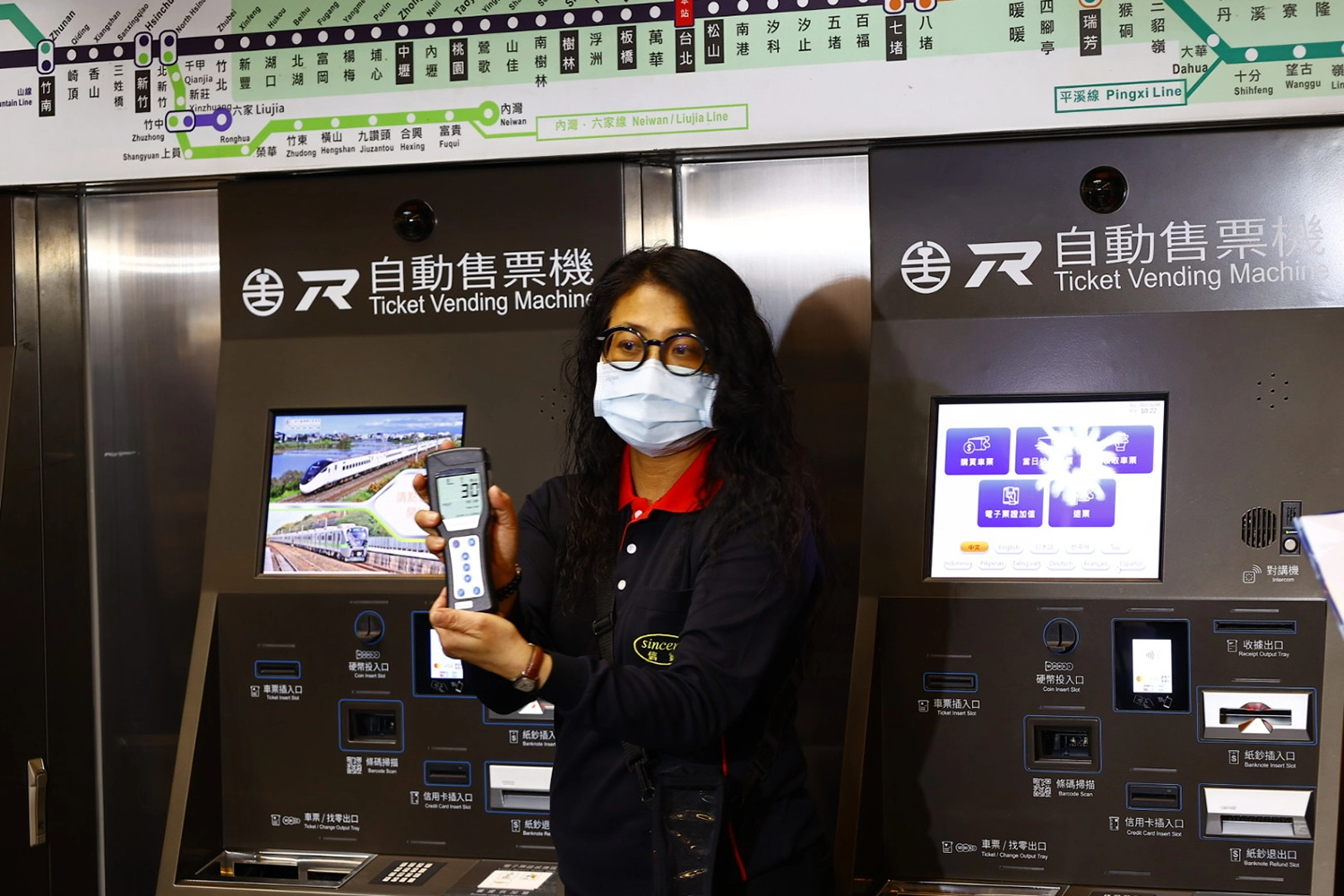 防疫消毒全自動收納拖地作業車及150公升掃洗兩用車現場操作展示 自動售票機經ATP冷光儀檢測落菌數,數值合格,遠低於標準值。