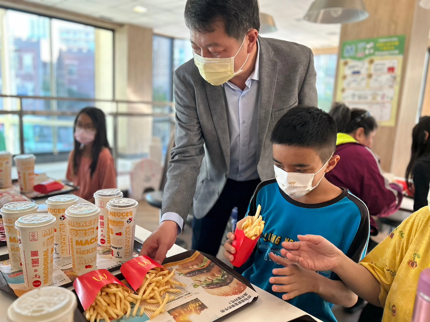 拿到還熱騰騰的薯條,孩子開心說要帶回家給姐姐吃