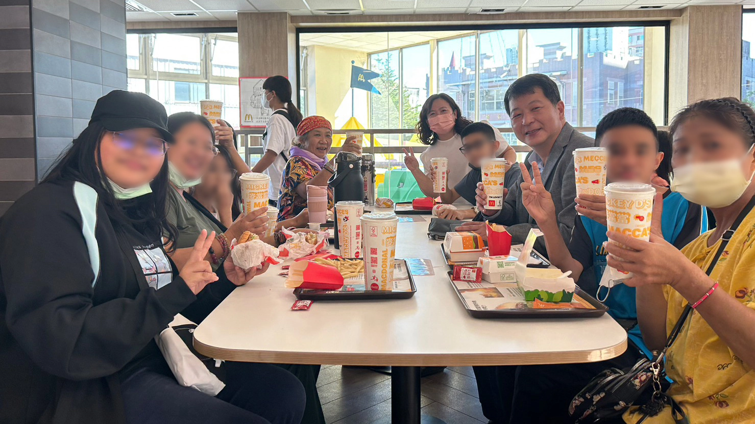 董事長楊政道(右三)和孩子們聚一起聊聊近況