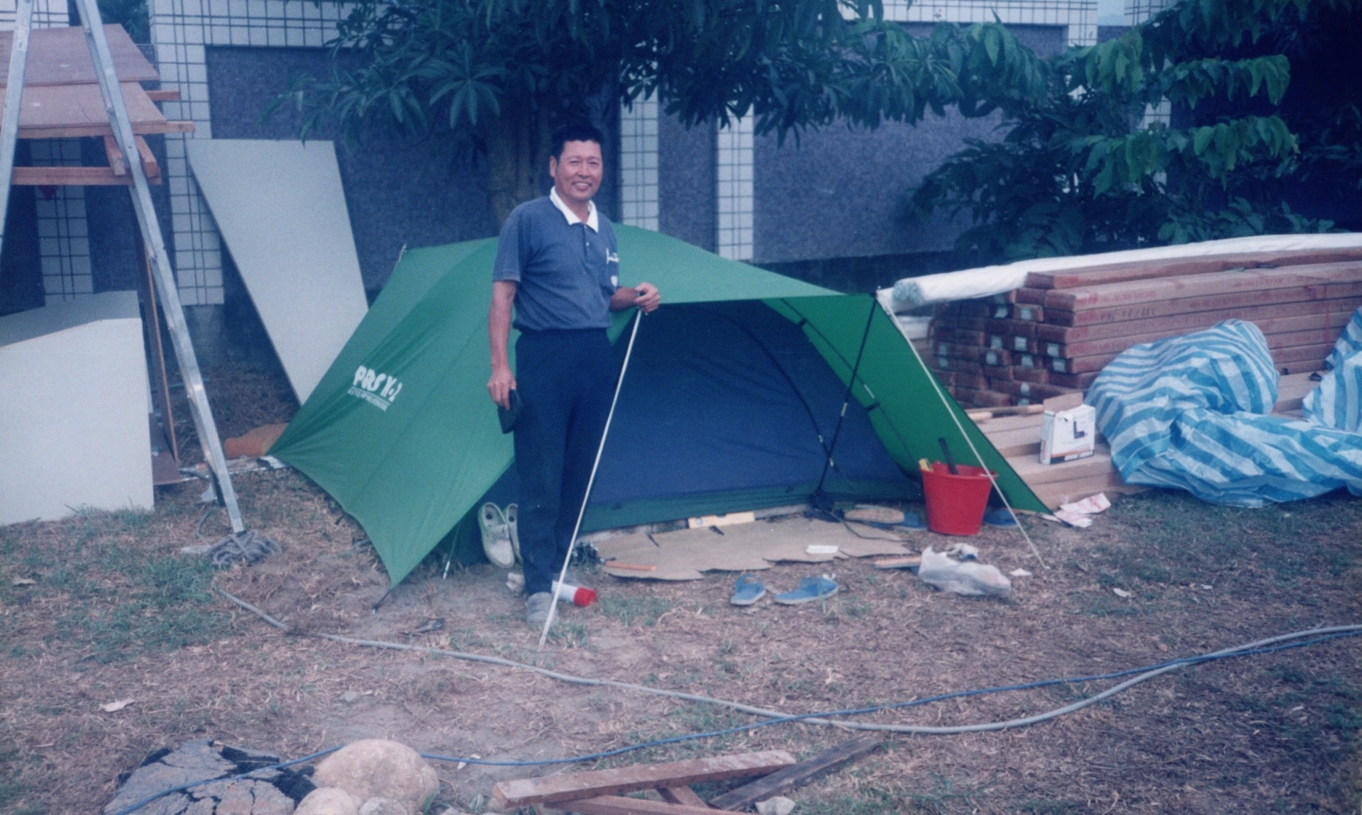 李福藏老師參與921地震,88水災,四川汶川地震等重建工程,總是走在最前做到最後,因此有人稱呼他為「救難急先鋒」。