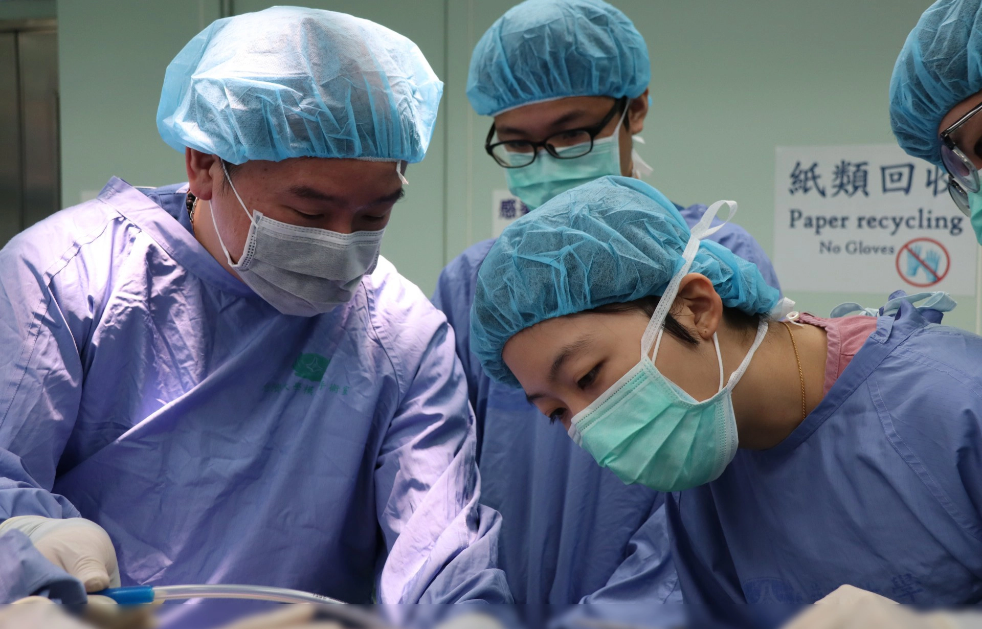 慈濟大學模擬手術課程,醫學生可以在老師身上練習基礎臨床操作手術,例如插管、靜脈導管放置、縫合等,課程第三天時,進行檢覈考試,一次又一次的磨練,讓他們未來面對病患更有信心。