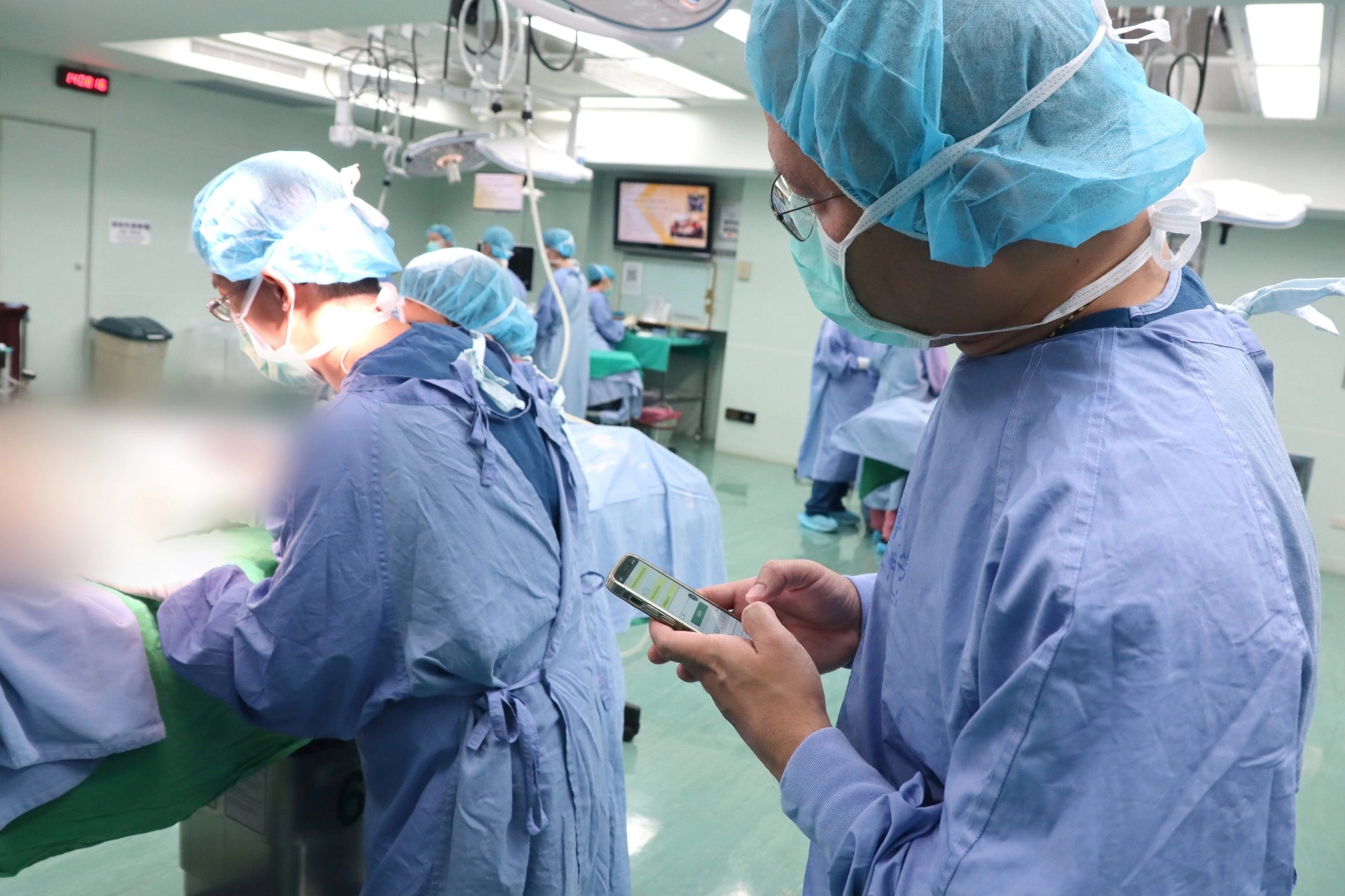 慈濟大學模擬手術課程,醫學生可以在老師身上練習基礎臨床操作手術,例如插管、靜脈導管放置、縫合等,課程第三天時,進行檢覈考試,一次又一次的磨練,讓他們未來面對病患更有信心。