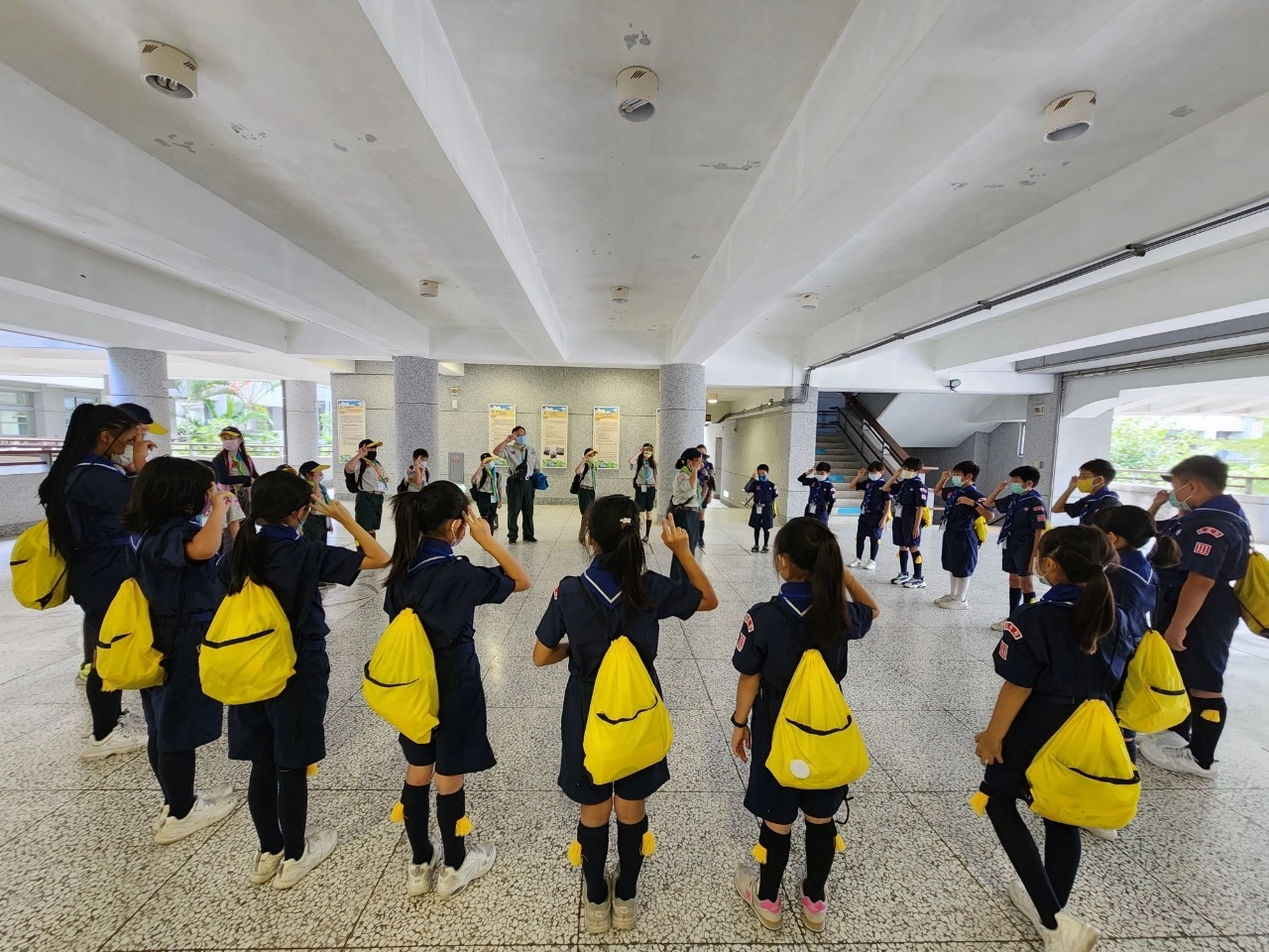 幼童軍始會式中,小狼透過「吼聲」來表達對老狼(團長)的尊敬。