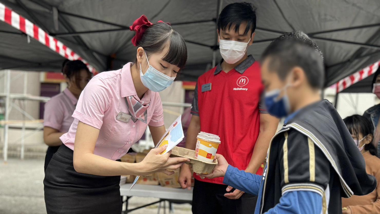 花蓮家扶玉里區服務處孩子開心領用麥當勞