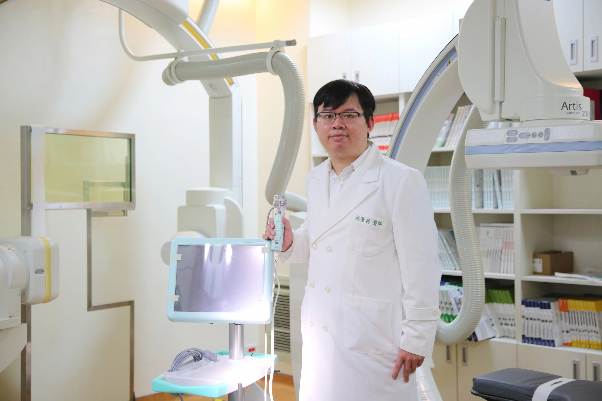 影像醫學部游榮昌醫師說,新引進的乳房攝影立體定位真空輔助切片術,這術式不僅傷口小、無明顯疤痕、準確率高,已成為早期乳癌診斷的新趨勢。