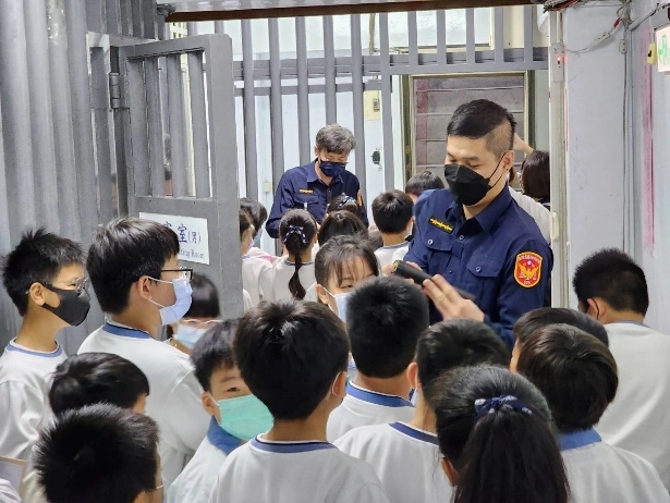 參觀法院時,法警向學生介紹隨身裝備