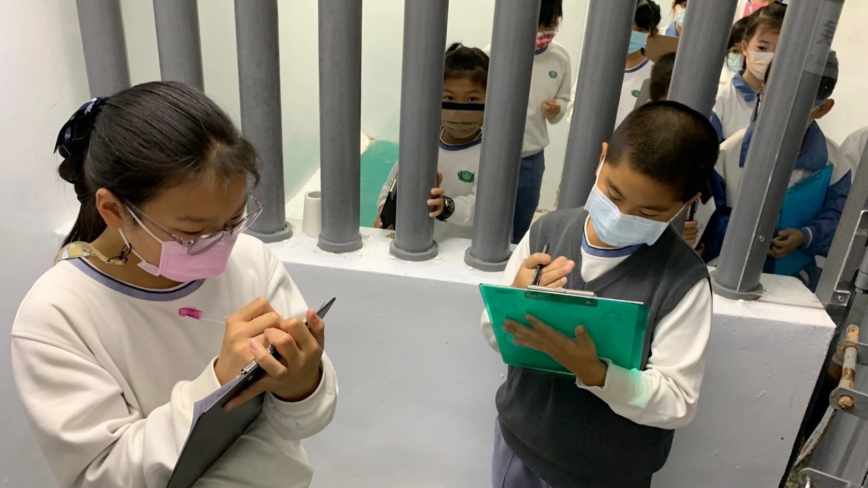 學生進入候審室,體驗犯人因犯法被拘禁時失去自由的感受