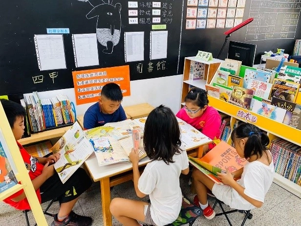 屏東縣石門國小學生於閱讀角晨讀(學校提供)
