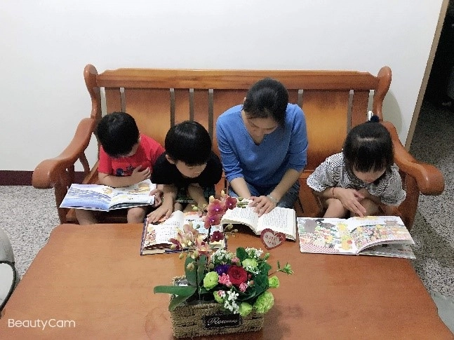 宜蘭縣三民國小親子在家共讀(學校提供)