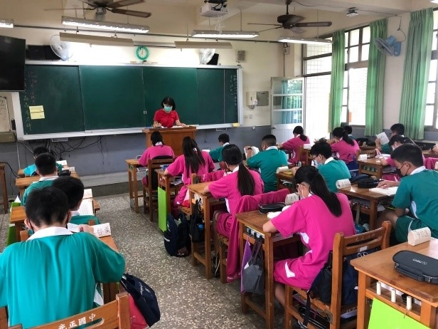 臺中市光正國中師生一同進行晨讀(學校提供)