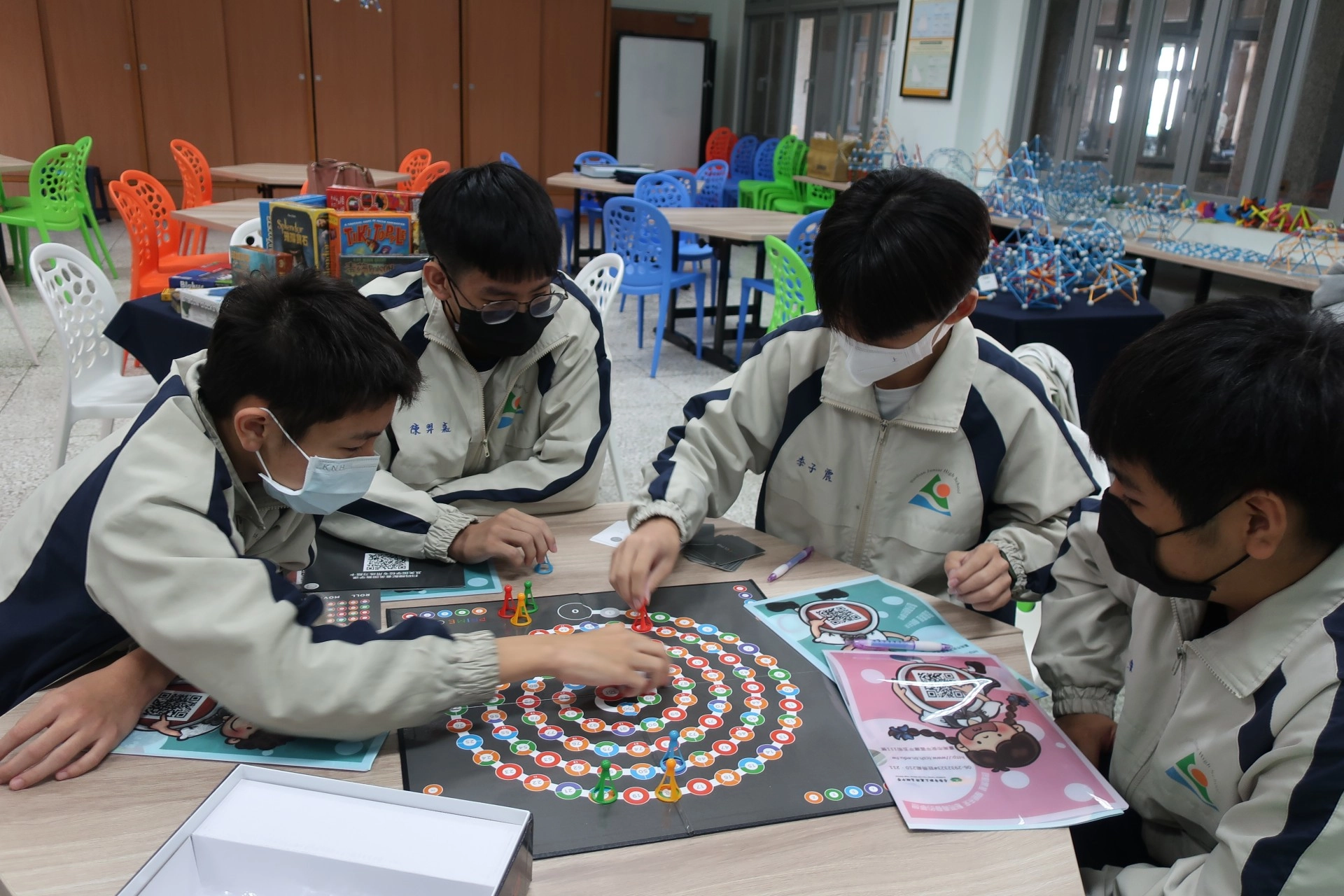 操作桌遊不但增加了四則運算、因數分解及質數掌握的能力,還能提高學習動機。