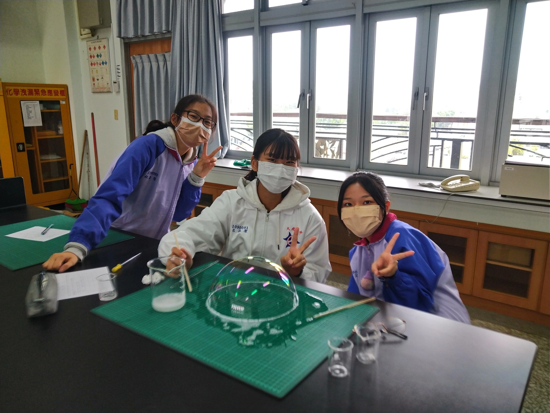 學生從「泡泡奇蹟」的實驗,學習到表面張力的概念。