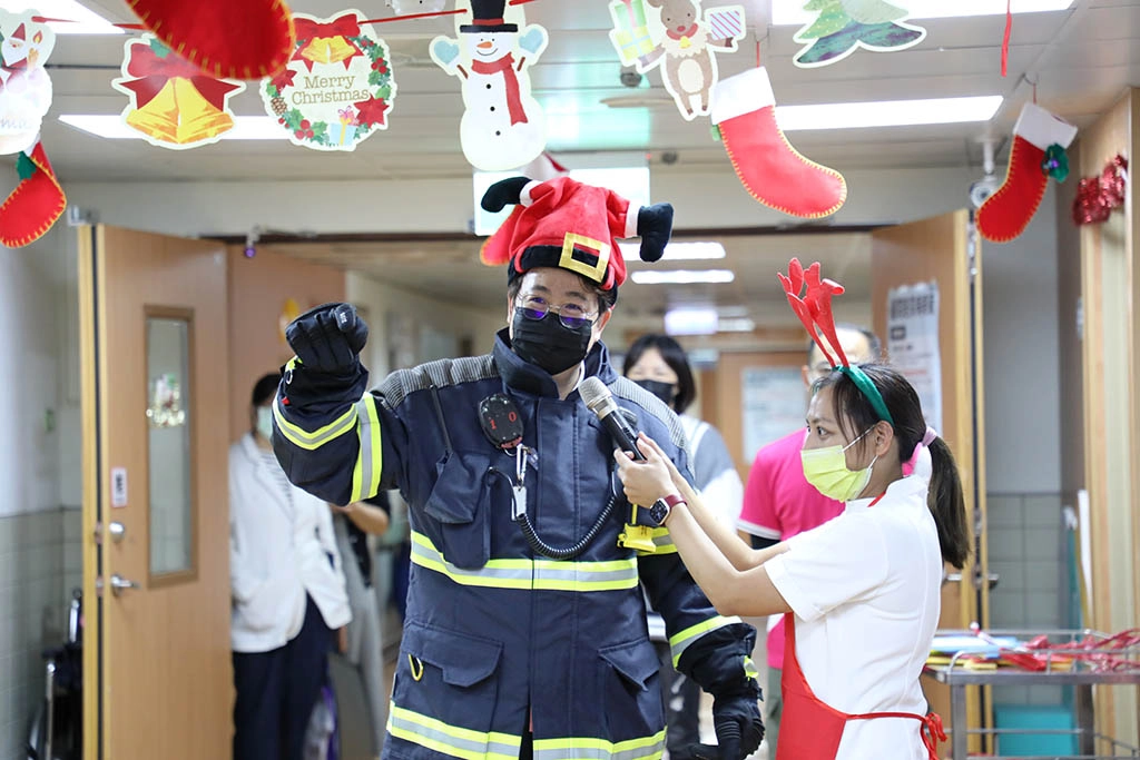 十大傑出青年獲獎者宋明哲身穿消防員服裝,向孩子們介紹自己的職業,也祝福小朋友都能像打火英雄一樣,努力對抗疾病、戰勝病魔。