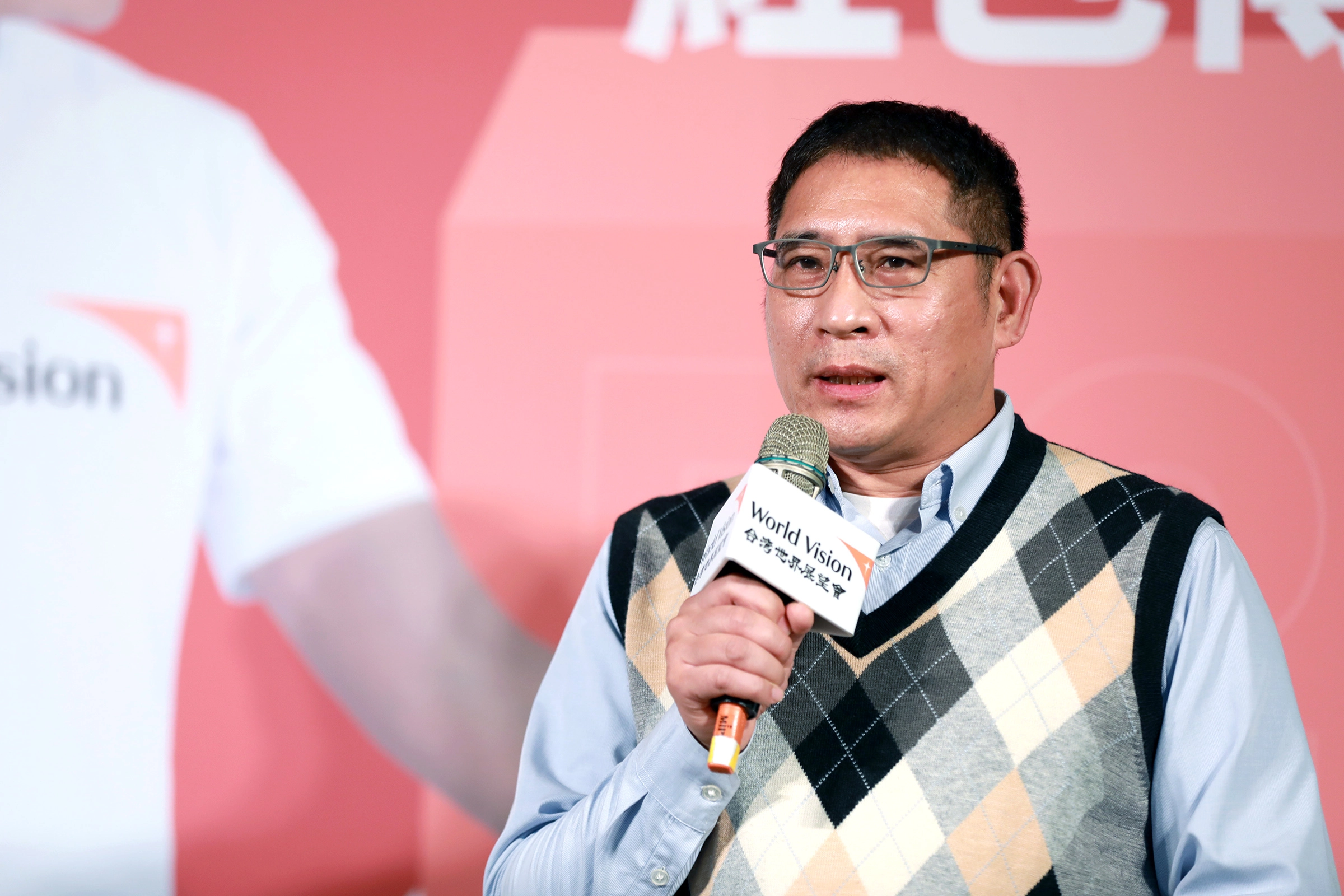 校長艾石生曾受台灣世界展望會資助,今天也以自身經驗鼓勵弱勢兒童不要放棄希望。