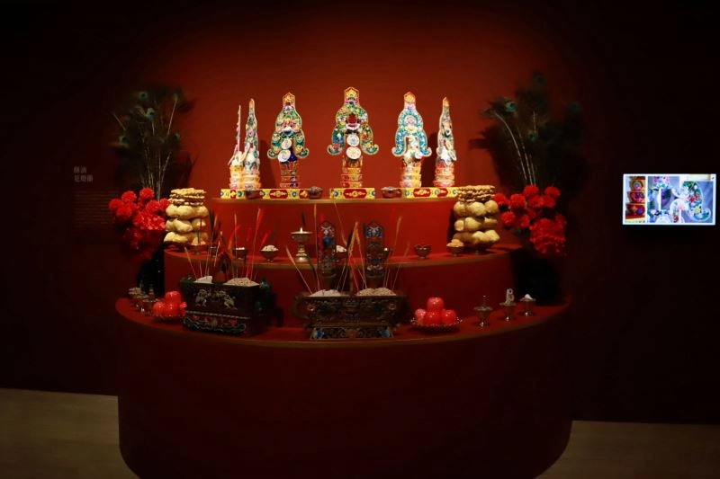 特展呈現藏族紀念紀念宗喀巴大師圓寂的燃燈節、藏曆新年及酥油花燈節(藏式元宵節)等節慶生活布置
