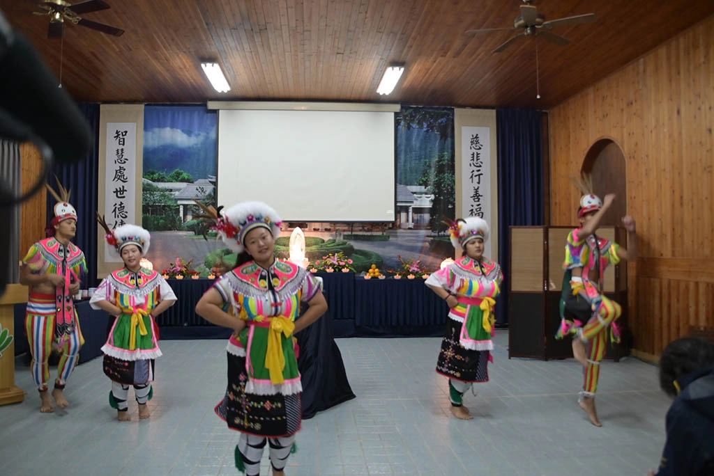 慈濟12月18日在池上鄉杜園舉辦歲末祝福感恩會,活動由關山工商學生穿上族服演出,揭開活動序幕。