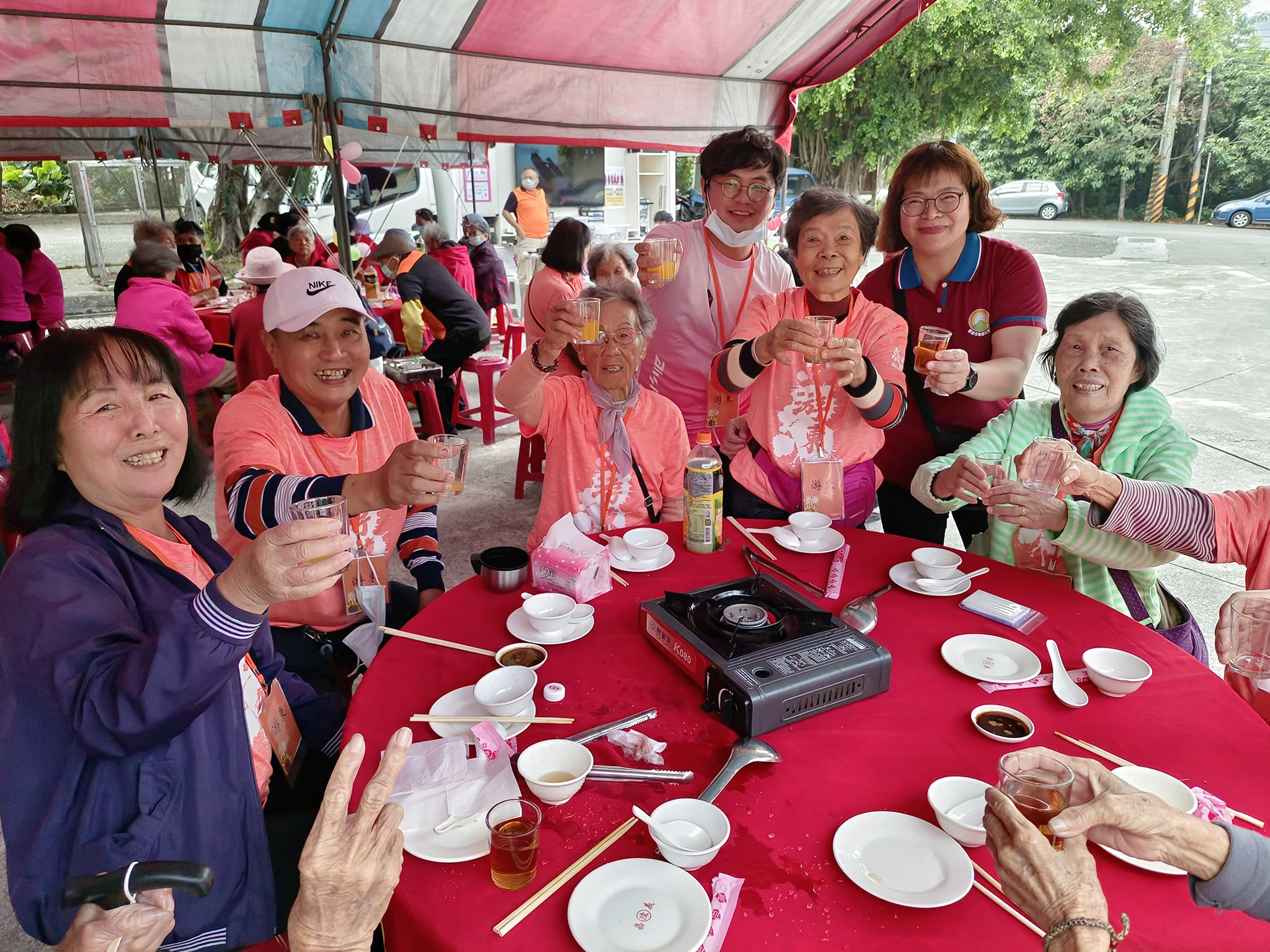 溪口游東健管師洪晉宏(後排左)、據點老師林昱礽(後排右),和長輩們一同舉杯。