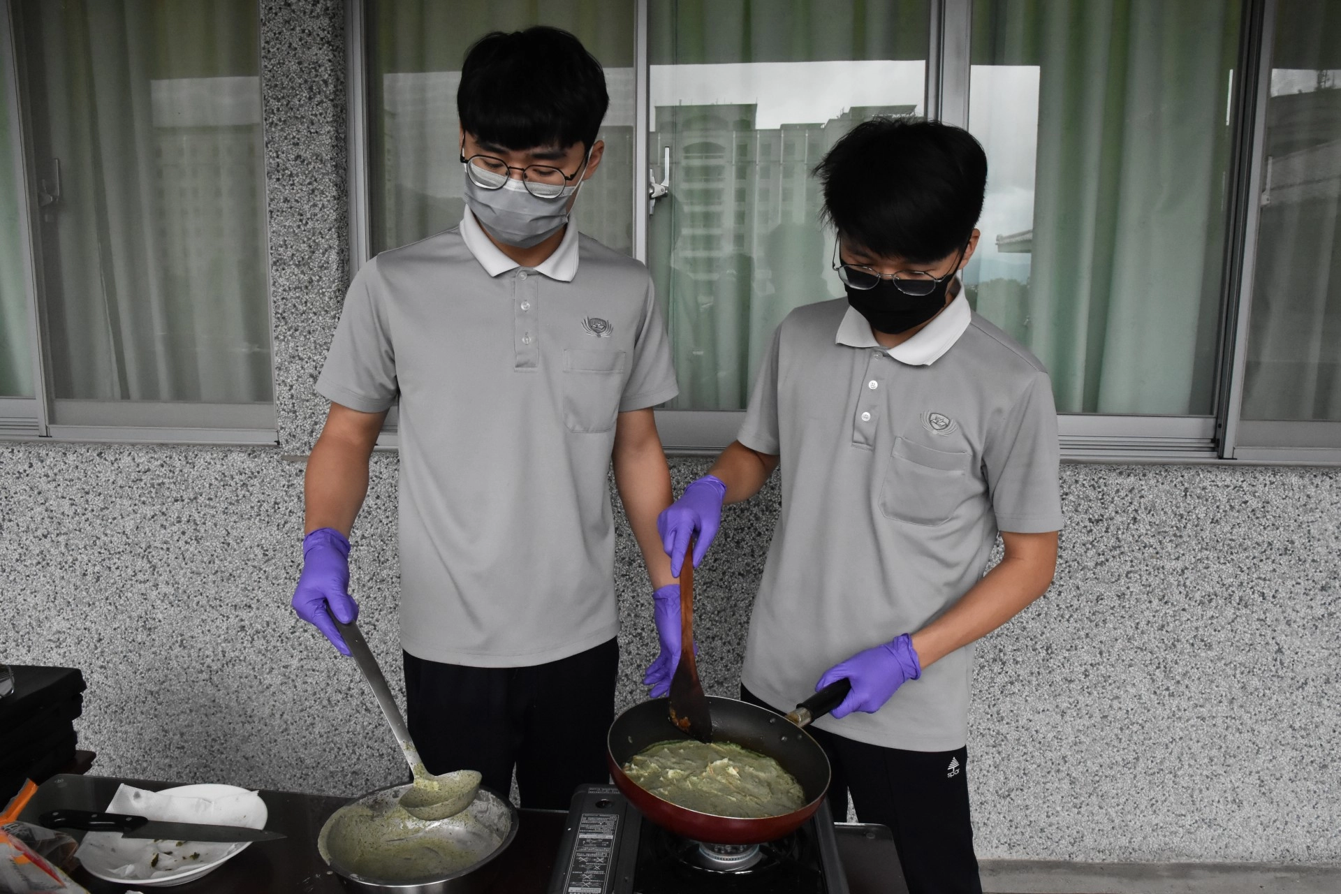團隊研發了鮮蔬餅麵糊,食材簡單、烹調容易,又能讓小朋友多攝取蔬菜。
