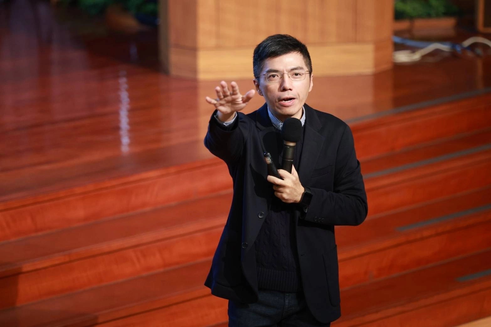 南華大學生死系專任助理教授及佛教蓮花基金會代表蔡長穎老師,分享「喪親家屬的悲傷關懷與靈性陪伴」、「悲傷關懷的實例演練」。