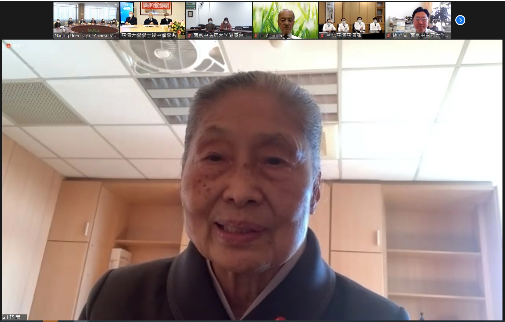 林碧玉副總執行長表示COVID-19病毒襲捲全球,慈濟除了慈善志業送物資,大學也研發抗體快篩試劑,醫療研發本草防疫茶包分送全球各地。