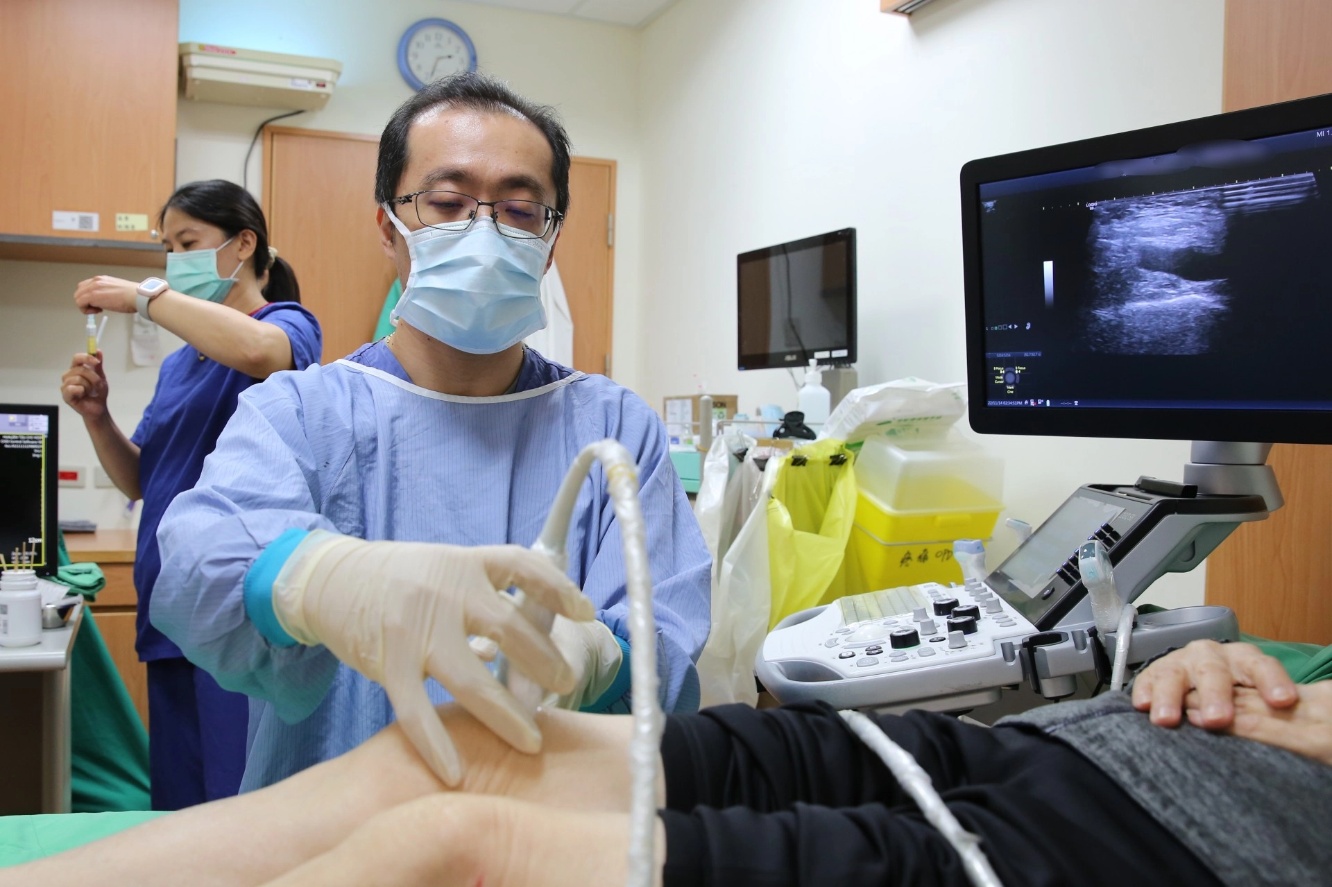 花蓮慈濟醫院麻醉部疼痛科王柏凱主任為詹女士做骨內注射治療。