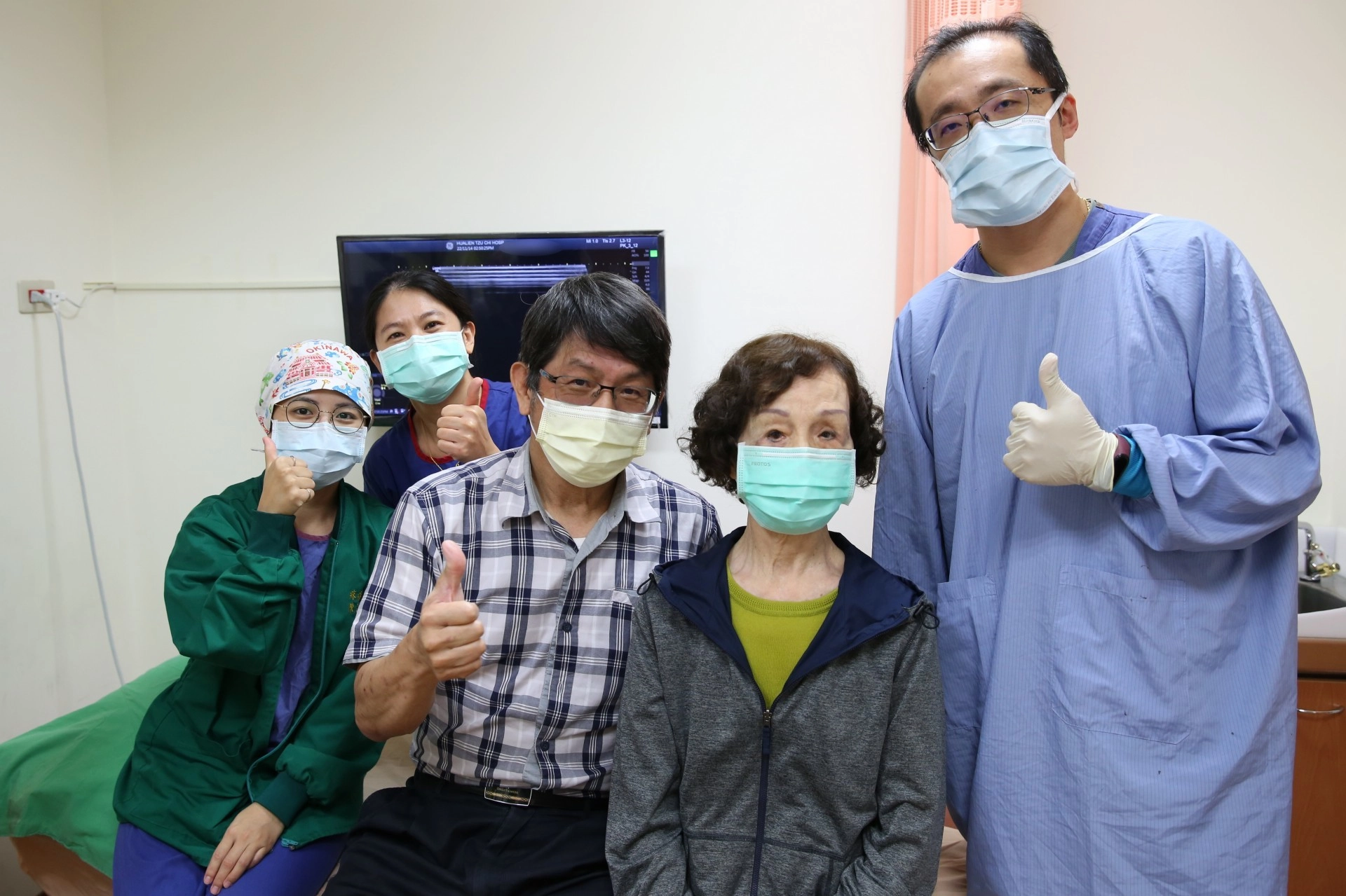 詹女士(右二)、兒子林先生(右三)與花蓮慈濟醫院麻醉部疼痛科王柏凱主任(右一)與團隊開心合影。