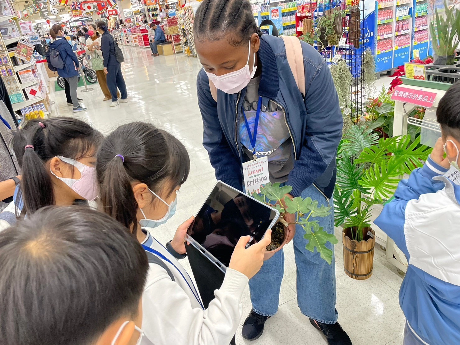 來自九個國家的慈濟大學國際學生陪伴下,努力進行英文闖關挑戰。