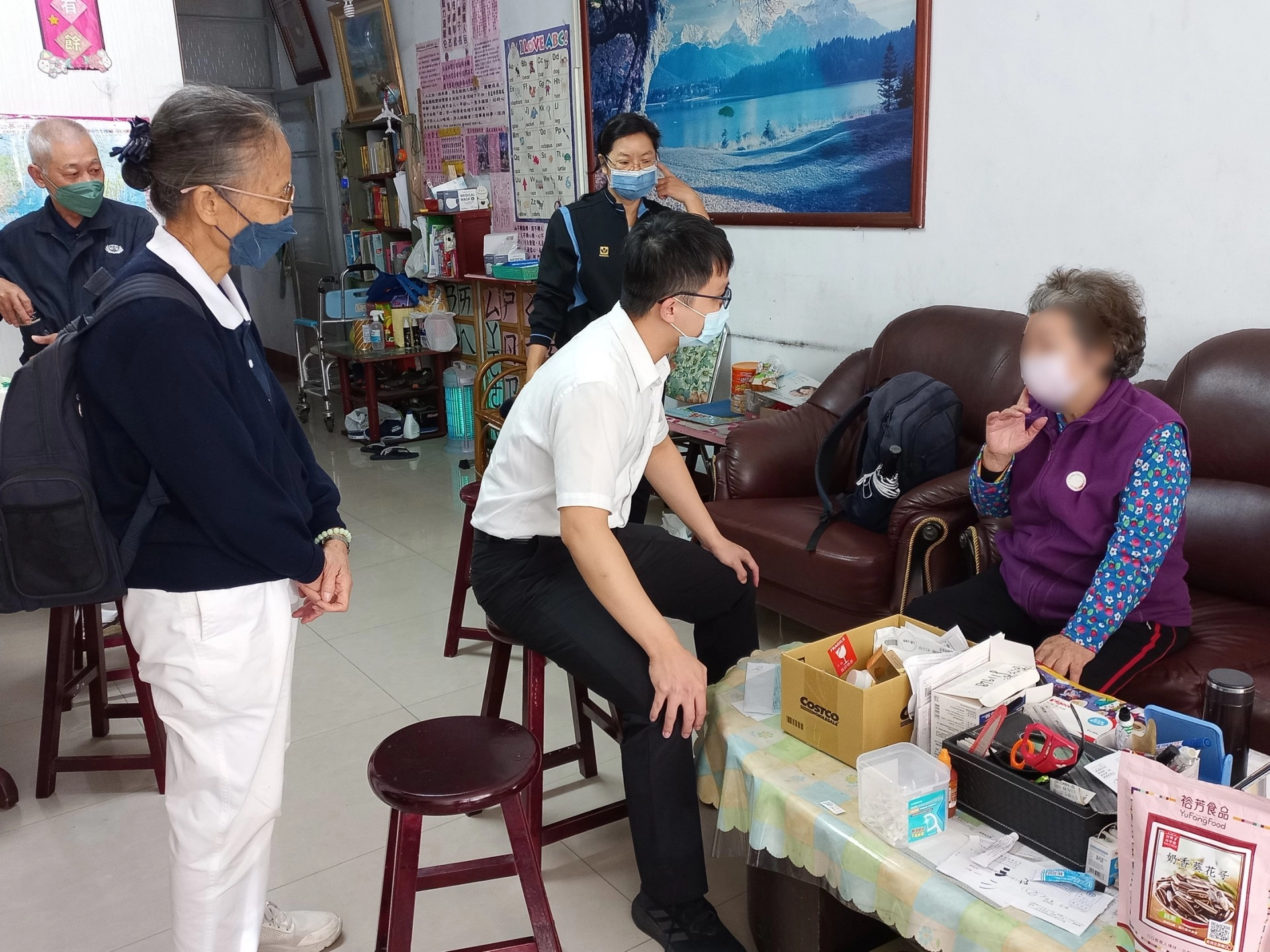 周仁傑醫師(中)關心往診長者血壓問題。