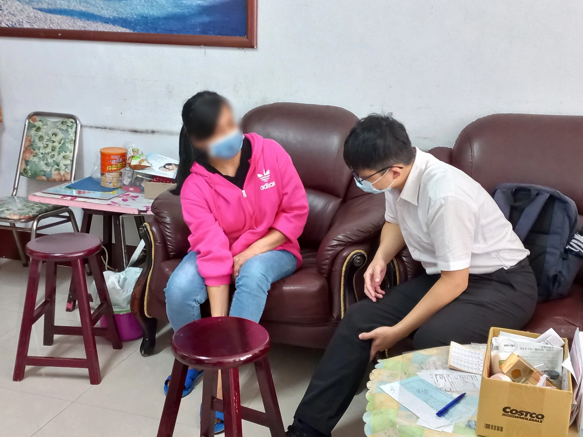 周仁傑醫師(右)往診不忘照顧外籍看護健康。