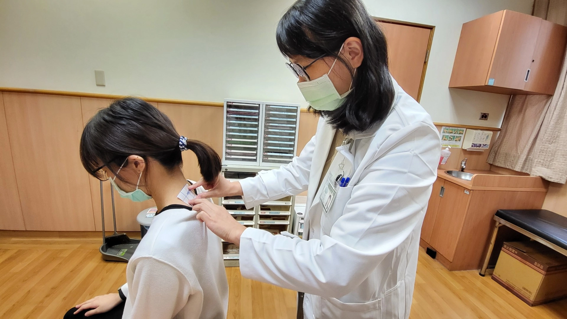 洪崚育醫師(右)表示,在冬至後的「三九天」敷貼熱性中藥「三九貼」可提振陽氣,驅除寒邪。