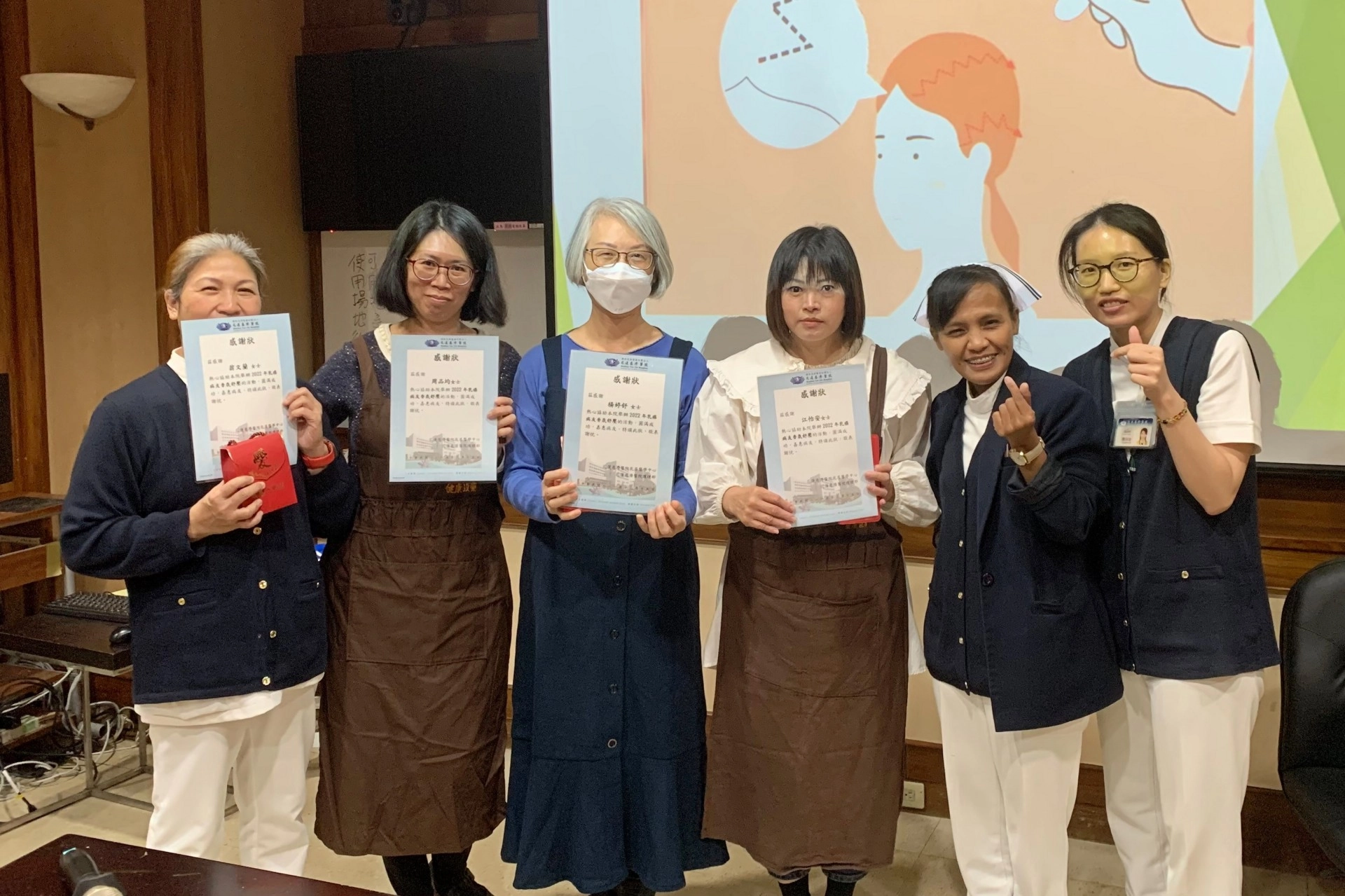 乳醫中心團隊感恩楊婷舒(左三)、江怡安(右三)及周品均(左二)老師們協助課程,並致贈感謝狀。