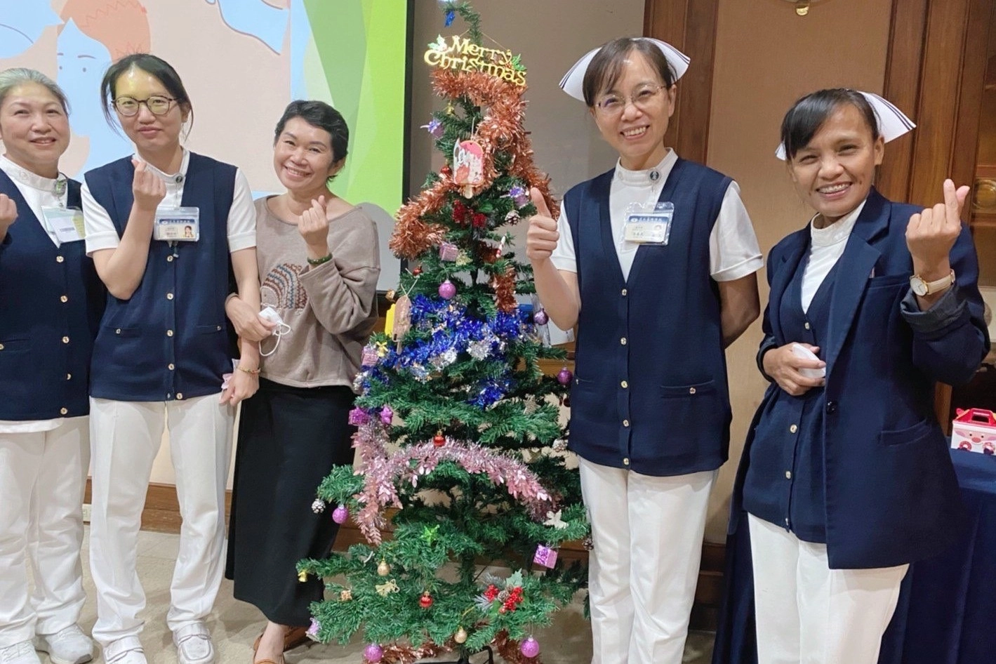 病友小蘭(左三)與護理團隊溫馨合影。