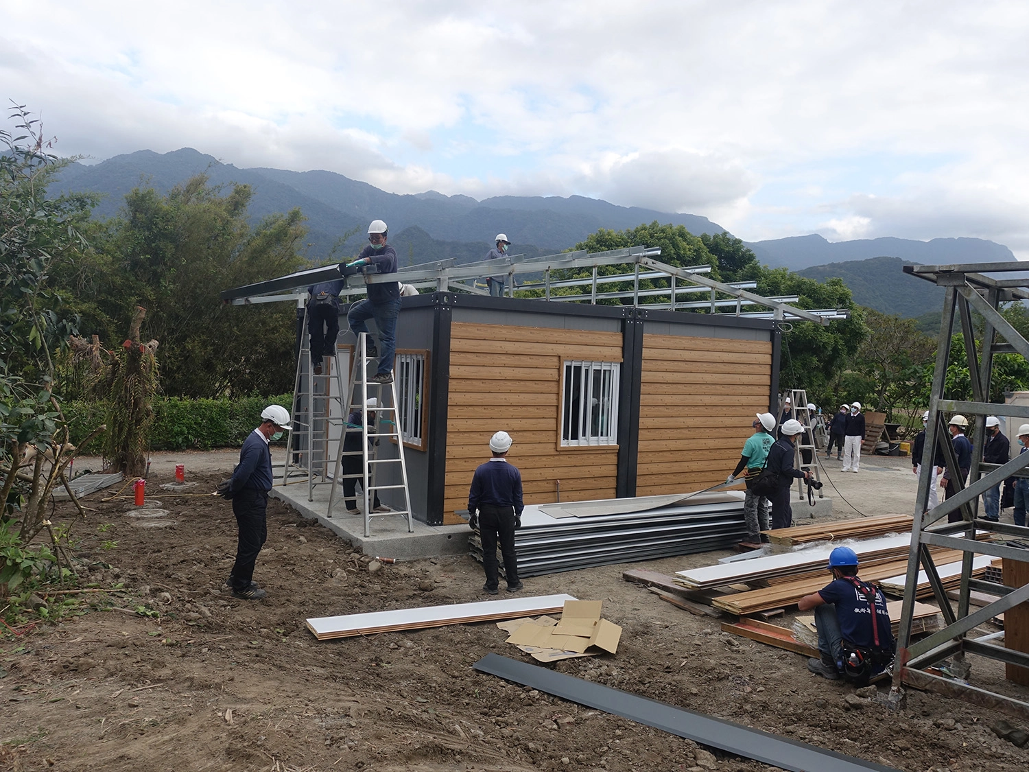 慈濟為紅單受災鄉親搭建組合屋式的「鋼構安心屋」,特色是冬暖、夏涼、耐震。(攝影:陳誼謙)
