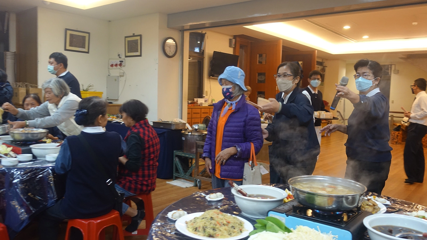 冬至夜晚,慈濟邀請幾位受災鄉親與修繕志工到玉里靜思堂圍爐。(攝影:陳誼謙)