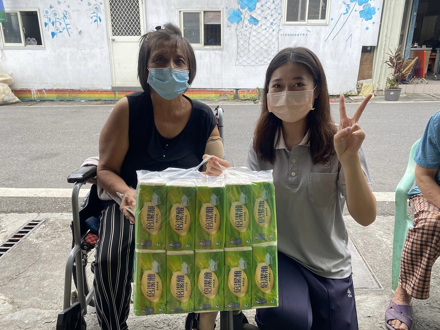 疫情期間,原住民學生發揮護理專業,就近關懷部落長輩。