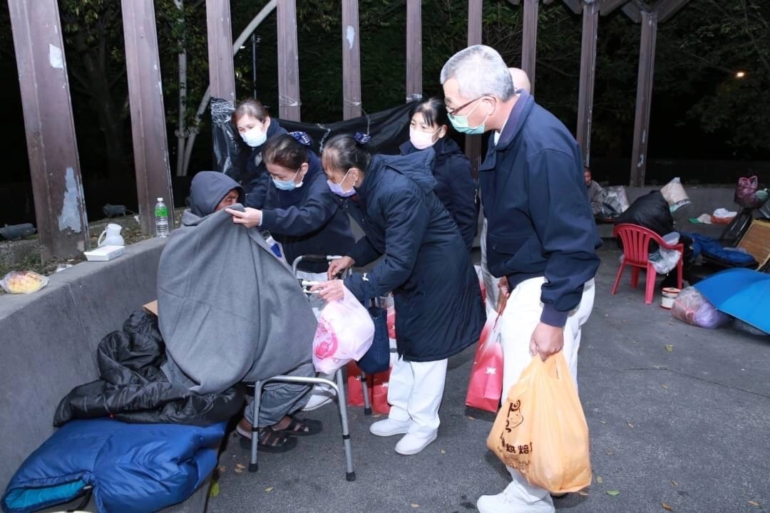 宜蘭慈濟志工與慈濟社工啟動寒士關懷行動,送上保暖毛毯給寒士。