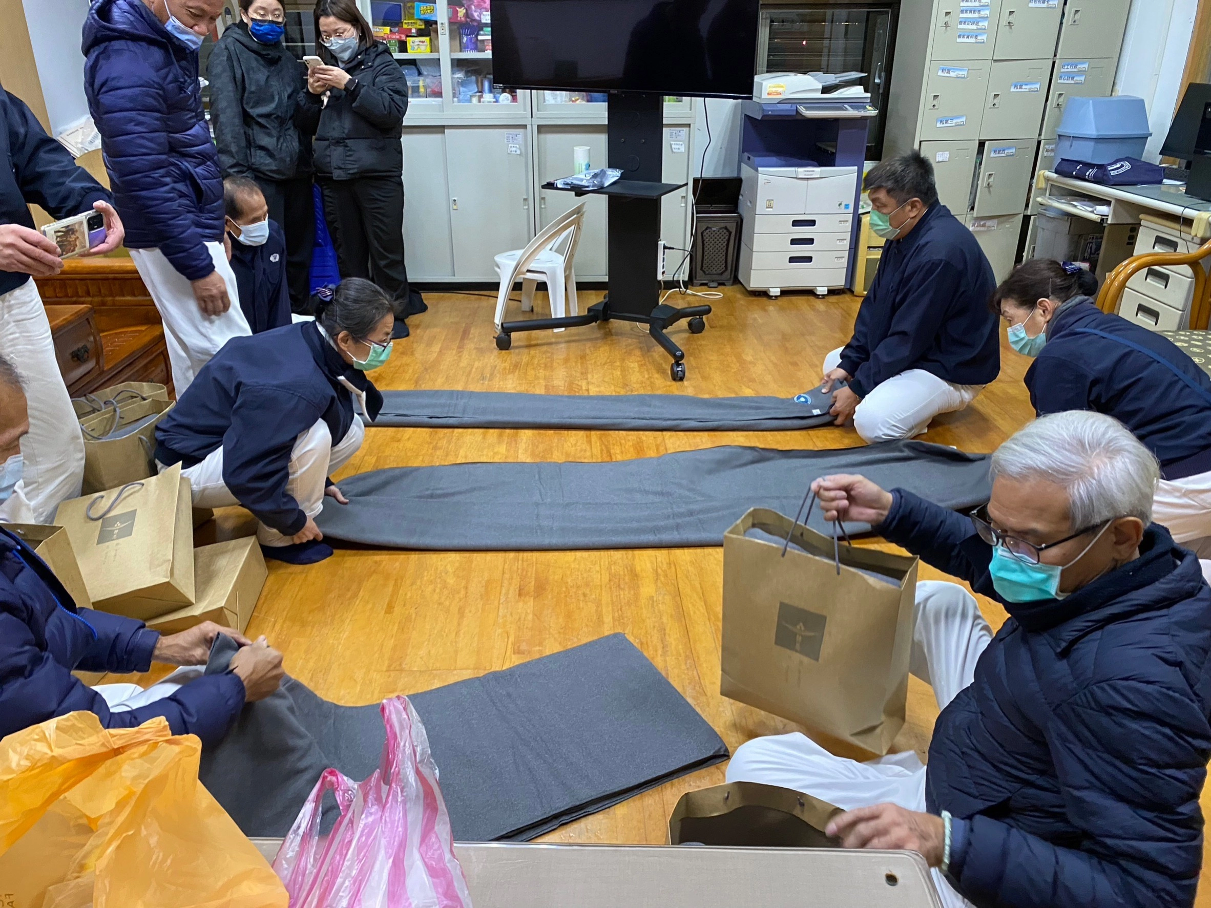 宜蘭慈濟志工與慈濟社工啟動寒士關懷行動,在慈濟羅東聯絡處準備禦寒物資給寒士。