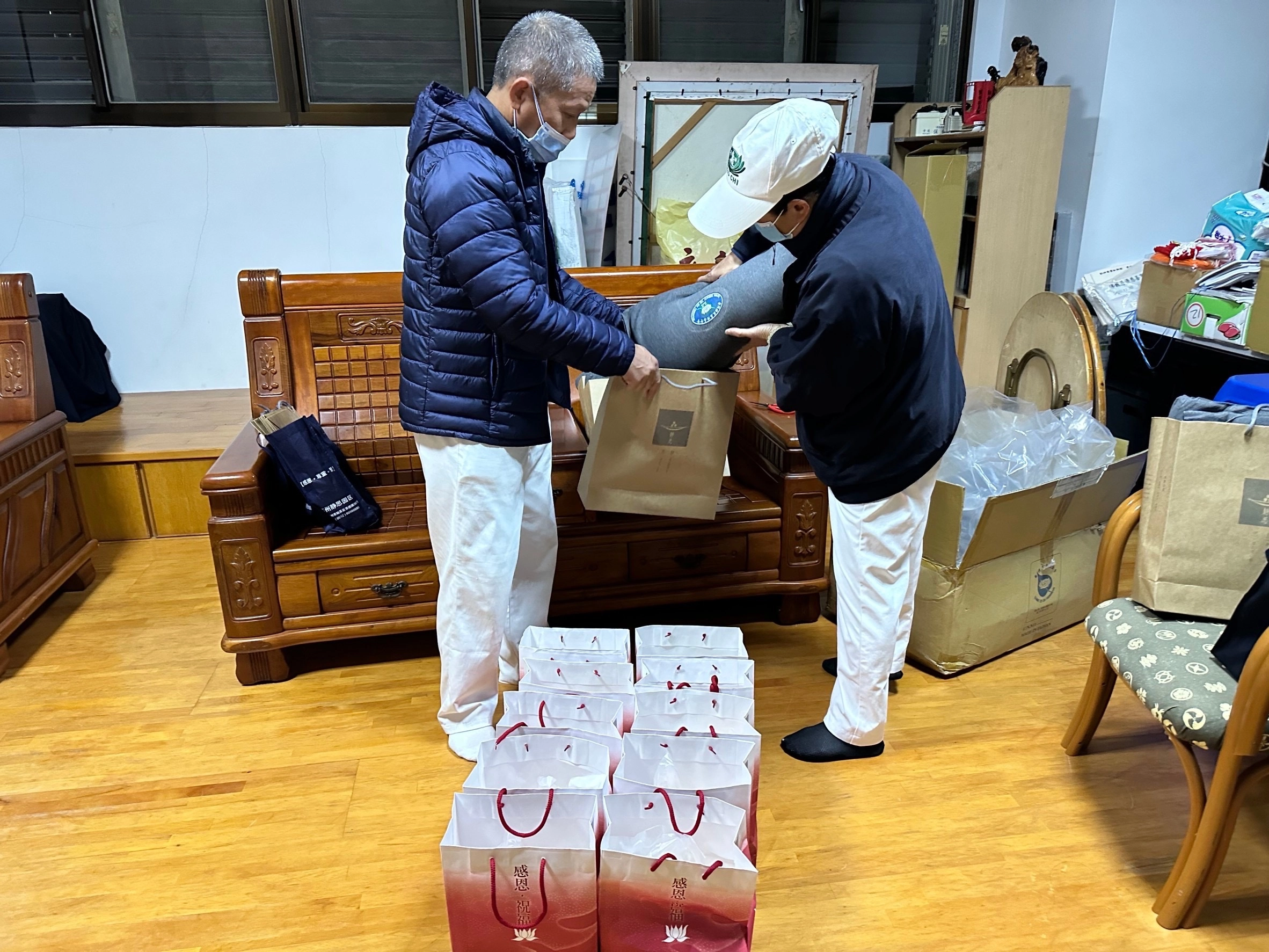 宜蘭慈濟志工與慈濟社工啟動寒士關懷行動,在慈濟羅東聯絡處準備禦寒物資給寒士。