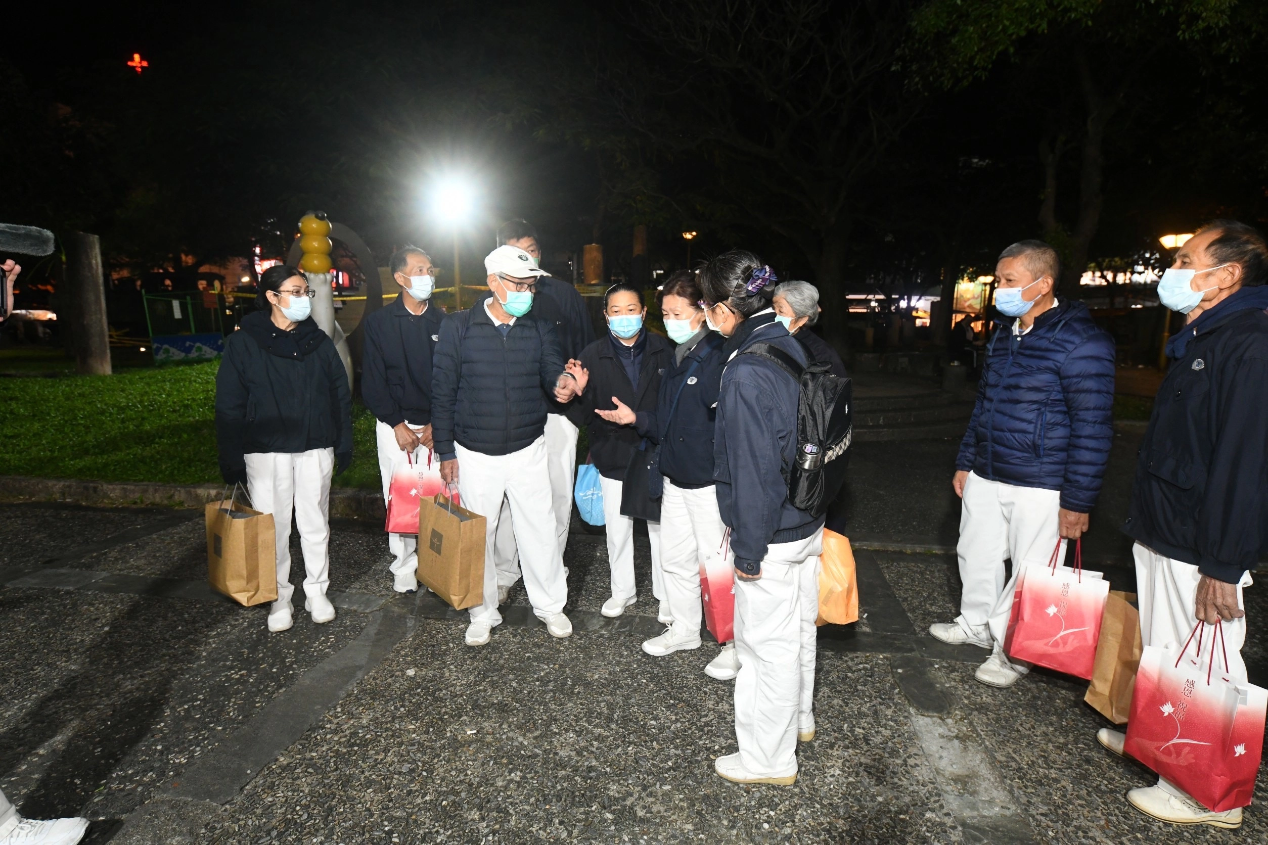 宜蘭慈濟志工與慈濟社工啟動寒士關懷行動,準備禦寒物資給寒士。