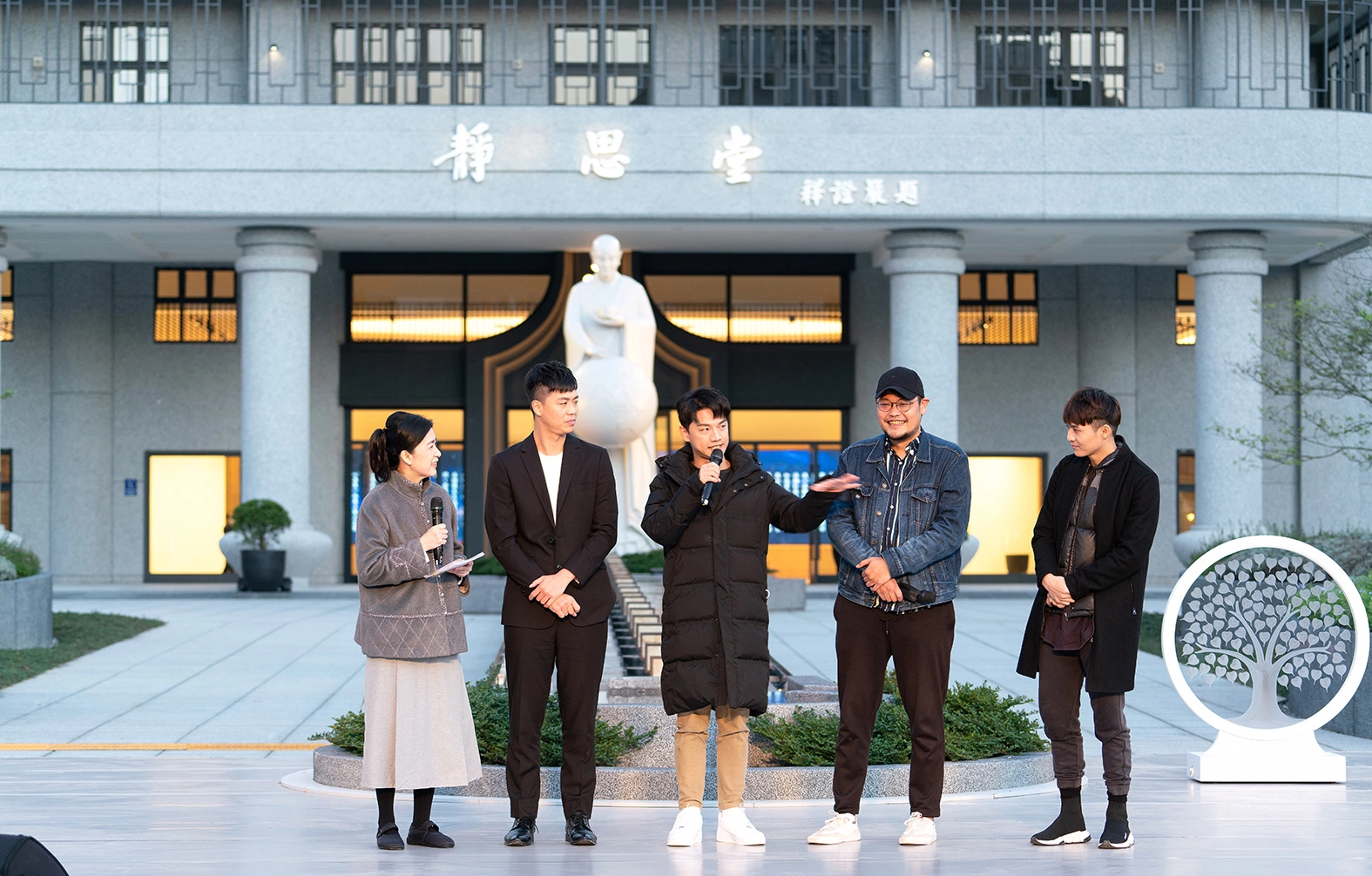 表演代表致詞（右起：大環表演藝術家楊世豪、達斯克劇團阿福團長、達斯克劇團王伯。