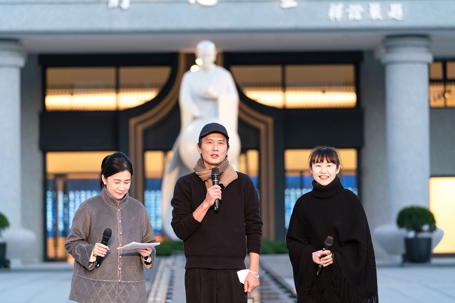 雲門舞集鄭宗龍藝術總監(中)與朱宗慶打擊樂團吳思珊團長(右)致詞。
